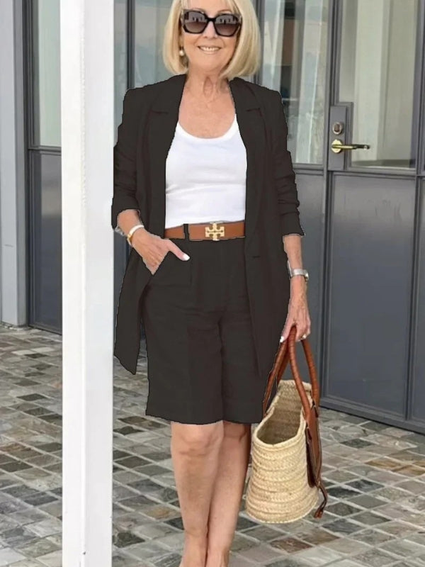 Stylish women's linen blazer & high-waist shorts, a comfortable & elegant two-piece for spring/summer.