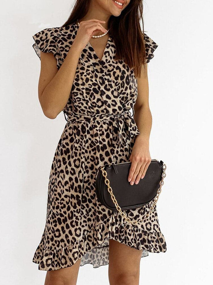 Fitted women's leopard print short sleeve mini dress. Bodycon style, ideal for a night out or trendy summer party.