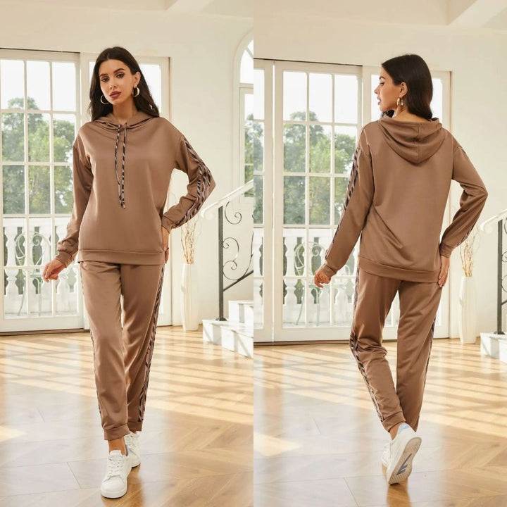 Close-up: Stretchy polyester-elastane women's activewear set, soft & comfortable for all workouts.
