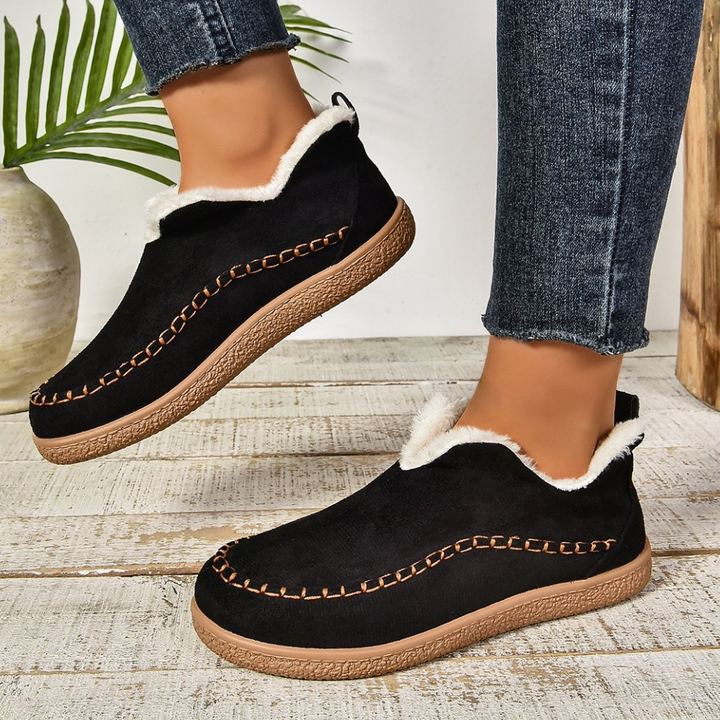 Women's cozy non-slip house slippers. Warm & comfortable indoor footwear, ideal for relaxation.