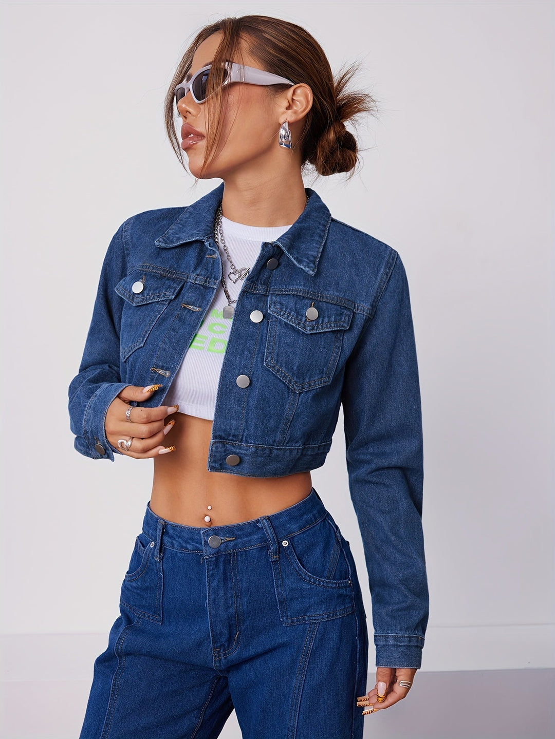 Classic short denim jacket for women in a vintage blue wash, ideal for all seasons.