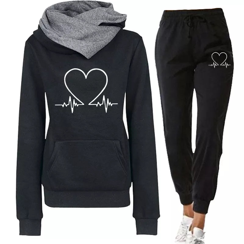 Versatile women's WARMFLEX casual outfit. A cozy two-piece hoodie and pants set for daily comfort.