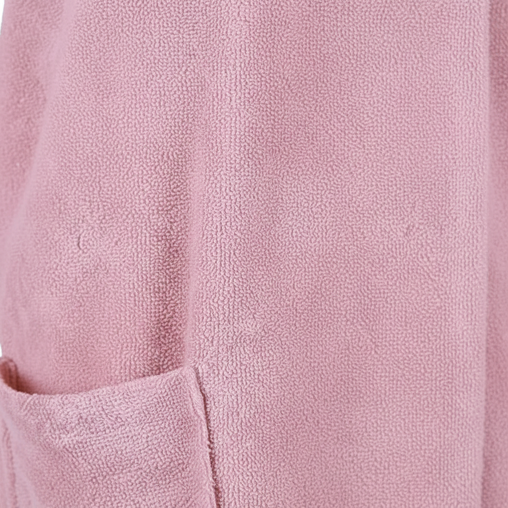 Close-up of the weave of an XXL cotton bath towel, emphasizing its soft, quick-dry material